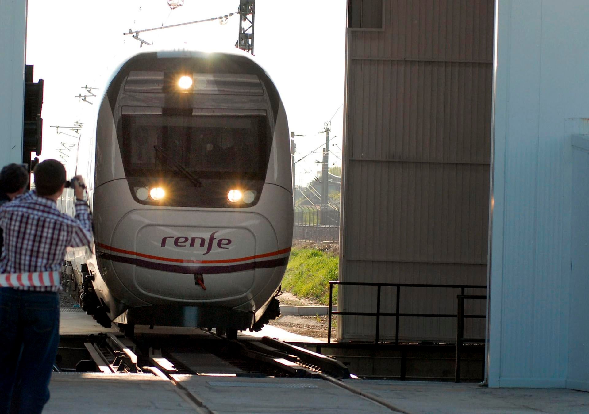Una nueva avería del Alvia extremeño obligaba a trasbordar a 193 viajeros en la estación de Cáceres Una nueva avería del Alvia extremeño obligaba a trasbordar a 193 viajeros en la estación de Cáceres