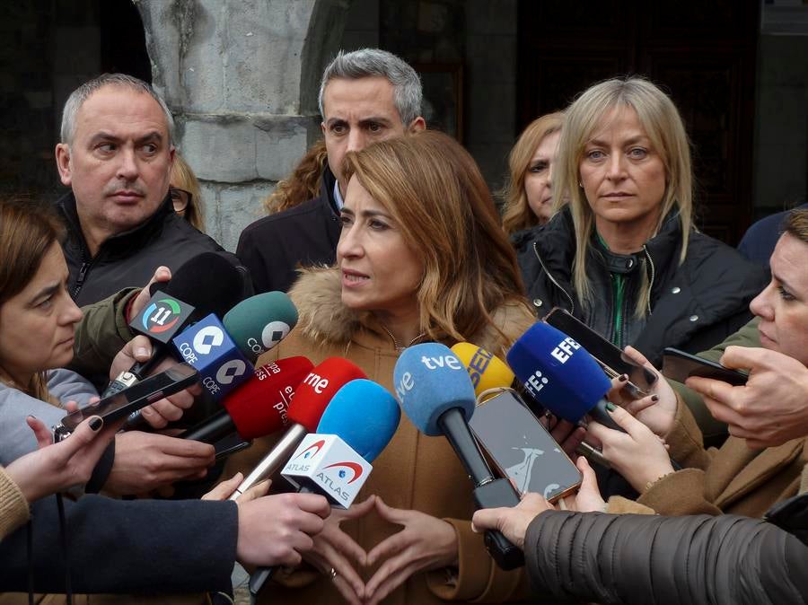 La ministra de Transportes dice ser la "primera indignada" con el error de los trenes y recalca que no ha costado dinero público La ministra de Transportes dice ser la "primera indignada" con el error de los trenes y recalca que no ha costado dinero público