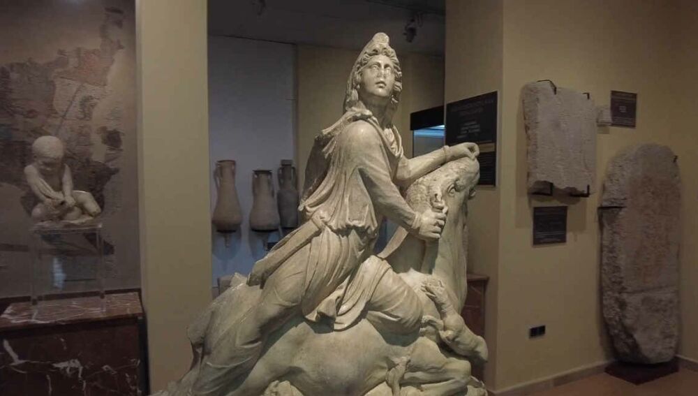 Escultura del Dios Mitra en el Museo Arqueológico de Cabra