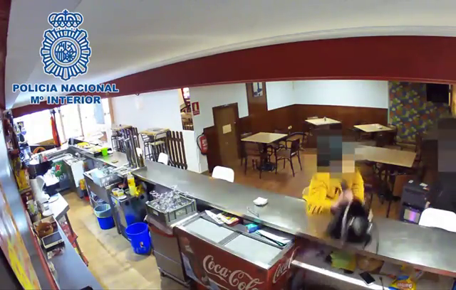 Vídeo: La Policía Nacional detiene en Palencia a dos varones como presuntos autores de un delito de hurto en un bar Vídeo: La Policía Nacional detiene en Palencia a dos varones como presuntos autores de un delito de hurto en un bar