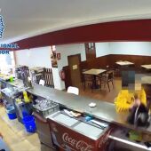 Vídeo: La Policía Nacional detiene en Palencia a dos varones como presuntos autores de un delito de hurto en un bar