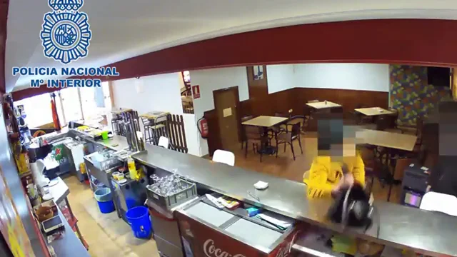 Vídeo: La Policía Nacional detiene en Palencia a dos varones como presuntos autores de un delito de hurto en un bar Vídeo: La Policía Nacional detiene en Palencia a dos varones como presuntos autores de un delito de hurto en un bar