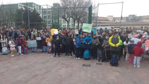 Padres y alumnos se han concentrado frente a los dos colegios afectados por las obras