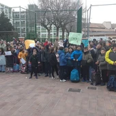 Padres y alumnos se han concentrado frente a los dos colegios afectados por las obras Padres y alumnos se han concentrado frente a los dos colegios afectados por las obras