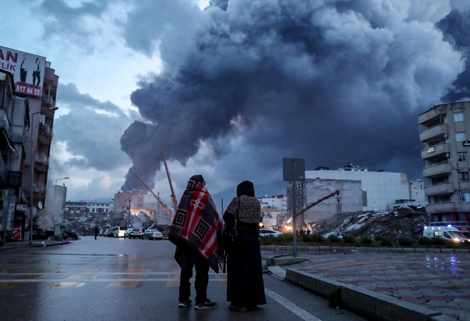 Por qué el cielo de Turquía se iluminó segundos antes del terremoto Por qué el cielo de Turquía se iluminó segundos antes del terremoto