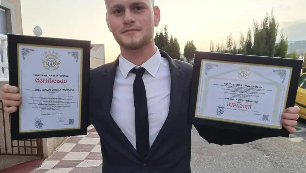 José con sus títulos de agente funerario José con sus títulos de agente funerario