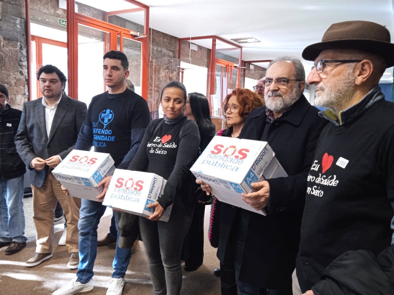 SOS Sanidade Pública registra en el Parlamento las firmas recogidas por toda Galicia SOS Sanidade Pública registra en el Parlamento las firmas recogidas por toda Galicia