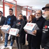 Miembros de SOS Sanidade Pública, acompañados por diputados de BNG y PSdG, en la entrega de las firmas recogidas en el Parlamento. Imagen: Marta Rodríguez.