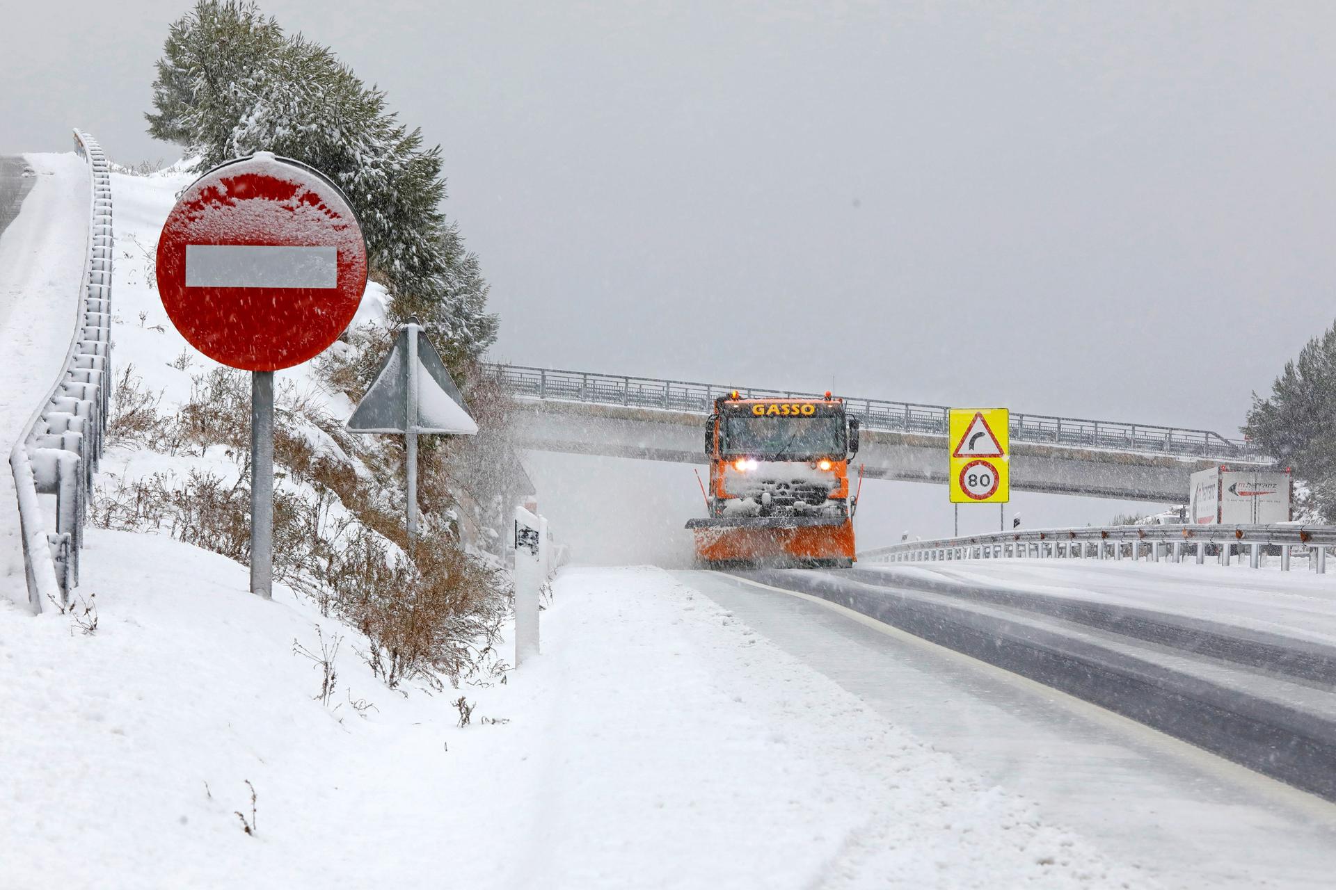 La AEMET avisa sobre la borrasca Isaak: diez comunidades en riesgo por frío, nieve, lluvia, viento y oleaje La AEMET avisa sobre la borrasca Isaak: diez comunidades en riesgo por frío, nieve, lluvia, viento y oleaje