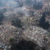 Terremoto en Turquía y Siria: ¿Por qué muchos edificios se derrumbaron en 'modo panqueque'?