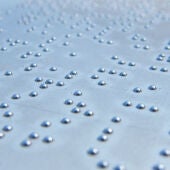 Consumo trabaja en el futuro etiquetado en braille