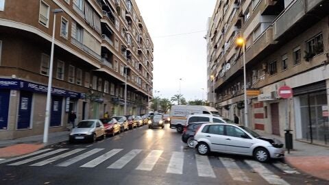 Calle Antonio Machado de Elche, en el tramo entre la avenida de la Libertad y la Plaza de Crevillent. Calle Antonio Machado de Elche, en el tramo entre la avenida de la Libertad y la Plaza de Crevillent.