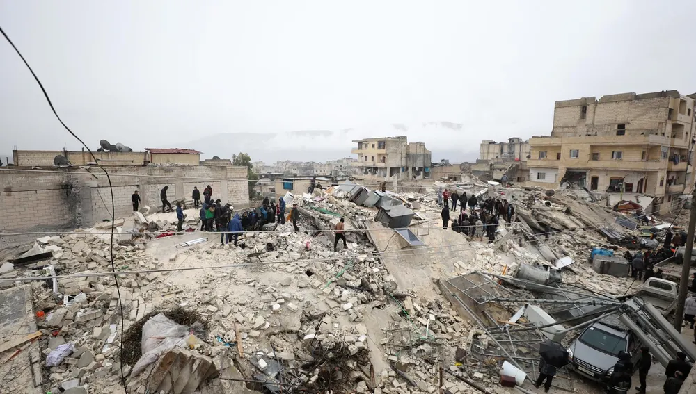 Escombros de un edificio derrumbado en la ciudad de Armanaz, Idlib