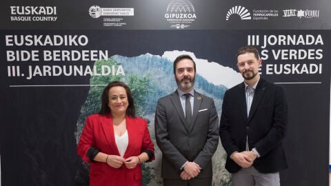 Javier Hurtado, Consejero de Turismo, Rafaela Romero, diputada guipuzcoana de Movilidad y Adrián Fernández, Director Gerente de FFE