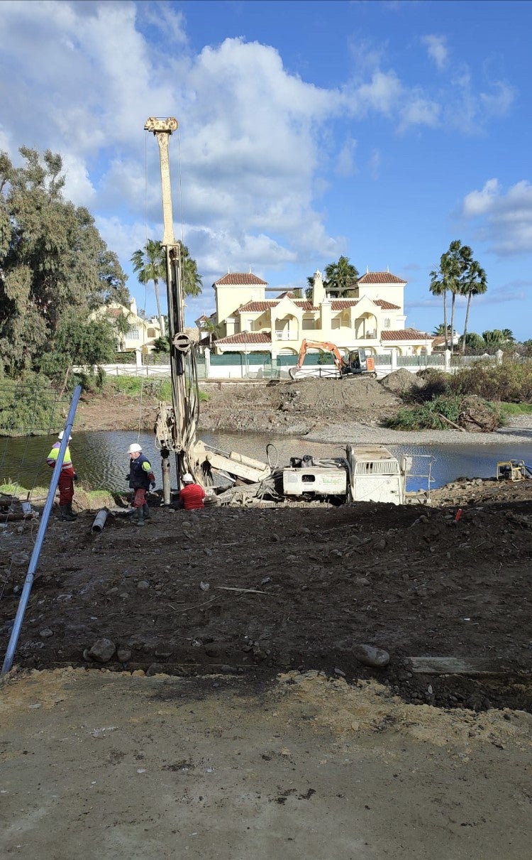 Comienza la obra de la pasarela peatonal sobre la desembocadura del Guadaíza Comienza la obra de la pasarela peatonal sobre la desembocadura del Guadaíza