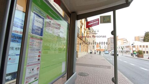 Prima la precauci&oacute;n entre los usuarios de los autobuses en Alcal&aacute; de Henares, las mascarillas siguen siendo utilizadas pese al fin de su obligatoriedad