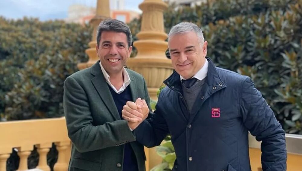 Carlos Mazón se da la mano con Santos González, candidato a la alcaldía de San Isidro