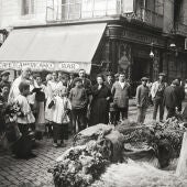 Bendición de hierbas aromáticas y medicinales con motivo de la Fira de Sant Ponç en 1915 en la calle Hospital de Barcelona. / Archivo Nacional de Cataluña