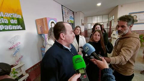 El director de Maristas Huelva, Dami&aacute;n L&oacute;pez, atendiendo a los medios de comunicaci&oacute;n en el d&iacute;a de las Jornadas Vocacionales