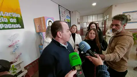 El director de Maristas Huelva, Damián López, atendiendo a los medios de comunicación en el día de las Jornadas Vocacionales El director de Maristas Huelva, Damián López, atendiendo a los medios de comunicación en el día de las Jornadas Vocacionales