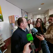 El director de Maristas Huelva, Damián López, atendiendo a los medios de comunicación en el día de las Jornadas Vocacionales El director de Maristas Huelva, Damián López, atendiendo a los medios de comunicación en el día de las Jornadas Vocacionales