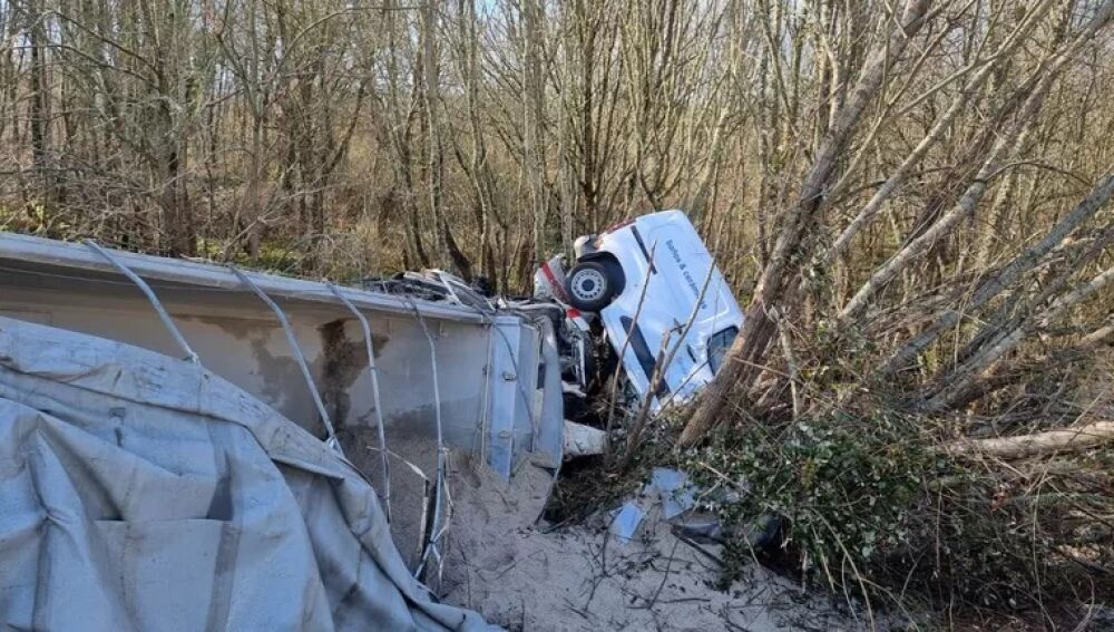 accidente entre un camión, un turismo e unha furgoneta en San Cibrao das Viñas