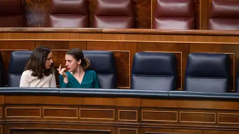 Irene Montero e Ione Belarra charlan en el Congreso de los Diputados. Irene Montero e Ione Belarra charlan en el Congreso de los Diputados.