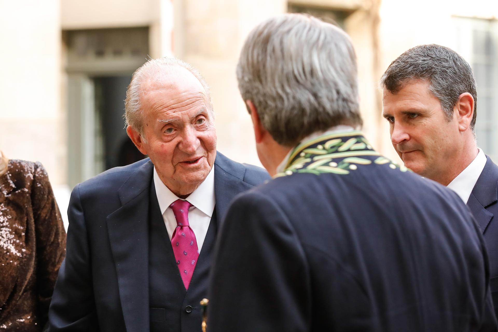 Por qué Mario Vargas Llosa ha invitado a Juan Carlos I en París: así es la relación entre escritor y rey emérito Por qué Mario Vargas Llosa ha invitado a Juan Carlos I en París: así es la relación entre escritor y rey emérito
