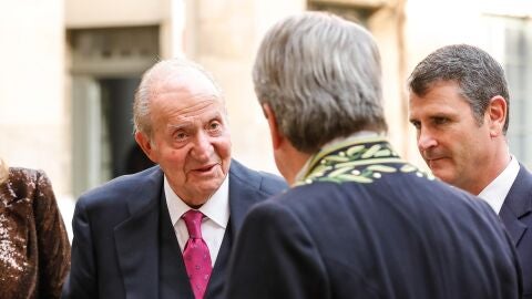 Juan Carlos I charla con Mario Vargas Llosa en Par&iacute;s.