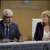  El hermano mayor de la Redención, Rafael Domínguez, y la presidenta del Puerto, Pilar Miranda, durante la firma del acuerdo de patrocinio.