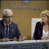 El hermano mayor de la Redención, Rafael Domínguez, y la presidenta del Puerto, Pilar Miranda, durante la firma del acuerdo de patrocinio. El hermano mayor de la Redención, Rafael Domínguez, y la presidenta del Puerto, Pilar Miranda, durante la firma del acuerdo de patrocinio.