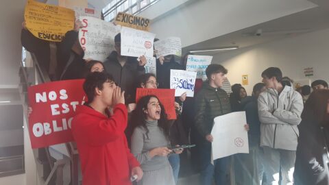 Alumnos de medicina durante una concentración de protesta en la facultad de Ciudad Real