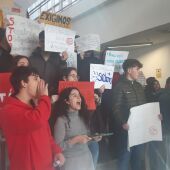 Alumnos de medicina durante una concentración de protesta en la facultad de Ciudad Real
