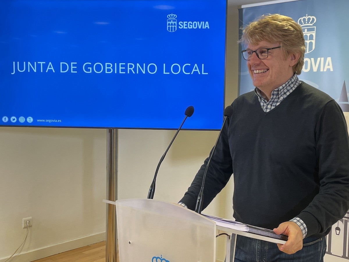 Urbanismo no autoriza el vallado de la finca que sirve como aparcamiento en la estación del AVE Urbanismo no autoriza el vallado de la finca que sirve como aparcamiento en la estación del AVE
