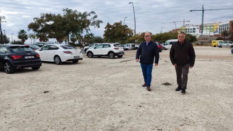 Andreu Verdú y Pedro Alemany en el párking de la Antoneta Andreu Verdú y Pedro Alemany en el párking de la Antoneta
