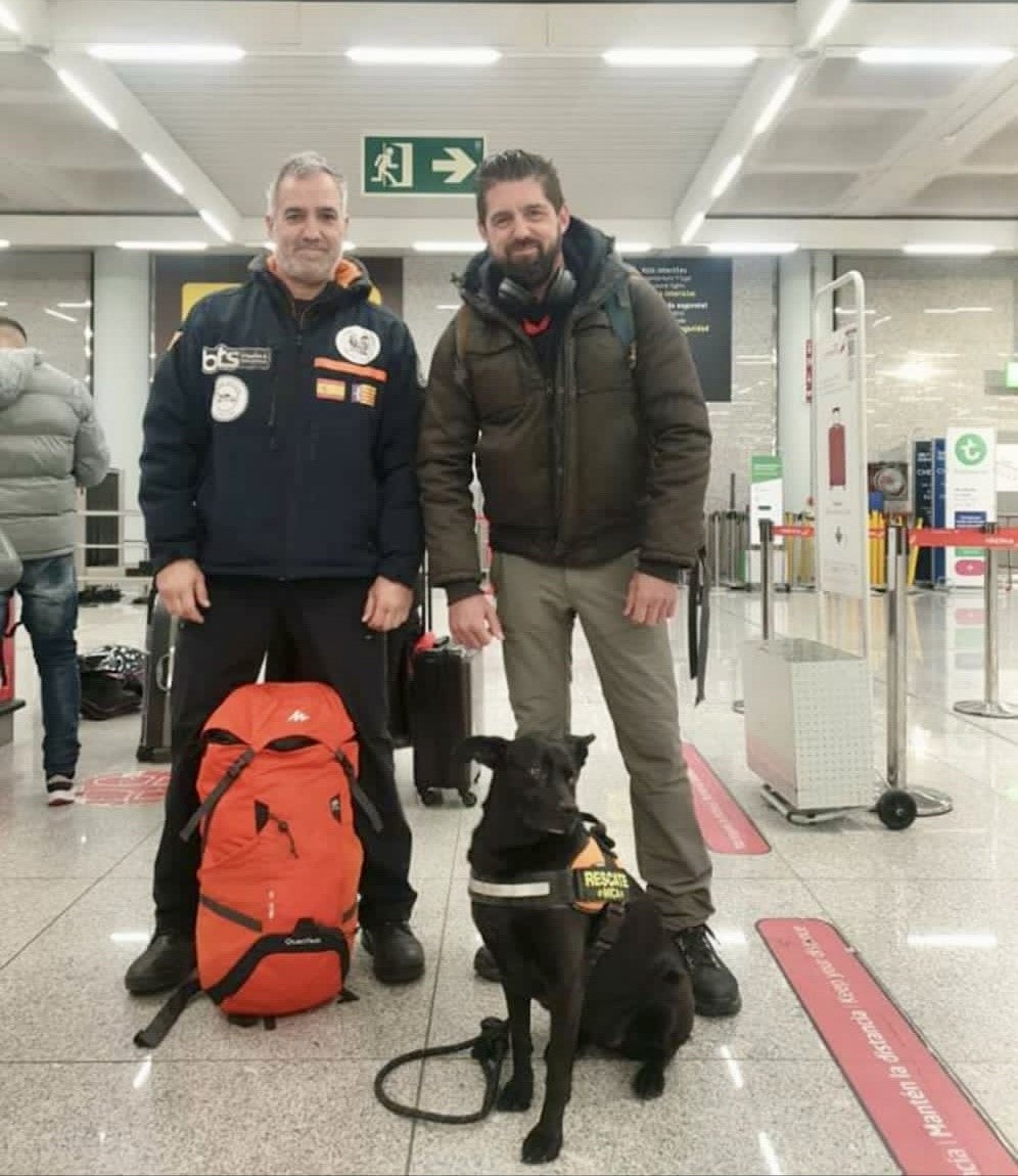 Bomberos y policías isleños acuden a la zona cero del terremoto Bomberos y policías isleños acuden a la zona cero del terremoto