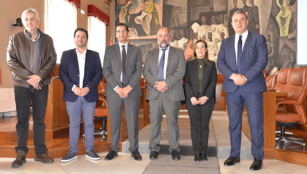 Responsables de la Diputación y de la UCLM tras la firma del protocolo