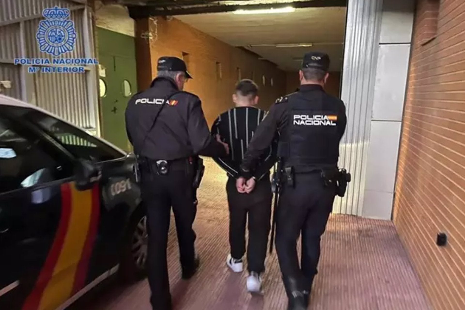 El acusado de tirotear en Elche a la policía cuando iba a ser detenido por el asesinato de su novia acepta diez años de cárcel El acusado de tirotear en Elche a la policía cuando iba a ser detenido por el asesinato de su novia acepta diez años de cárcel