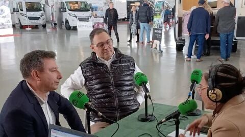 Jos&eacute; Antonio Cruz y Juan Carlos Navarro con Mayte Vilaseca