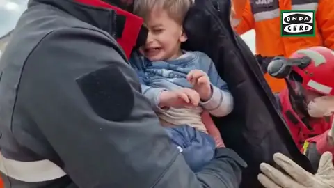 El momento en el que la UME rescata a un niño y a una niña de entre los escombros El momento en el que la UME rescata a un niño y a una niña de entre los escombros