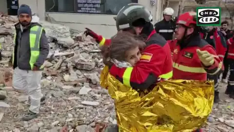 Momento en el que la UME rescata a una niña de entre los escombros Momento en el que la UME rescata a una niña de entre los escombros