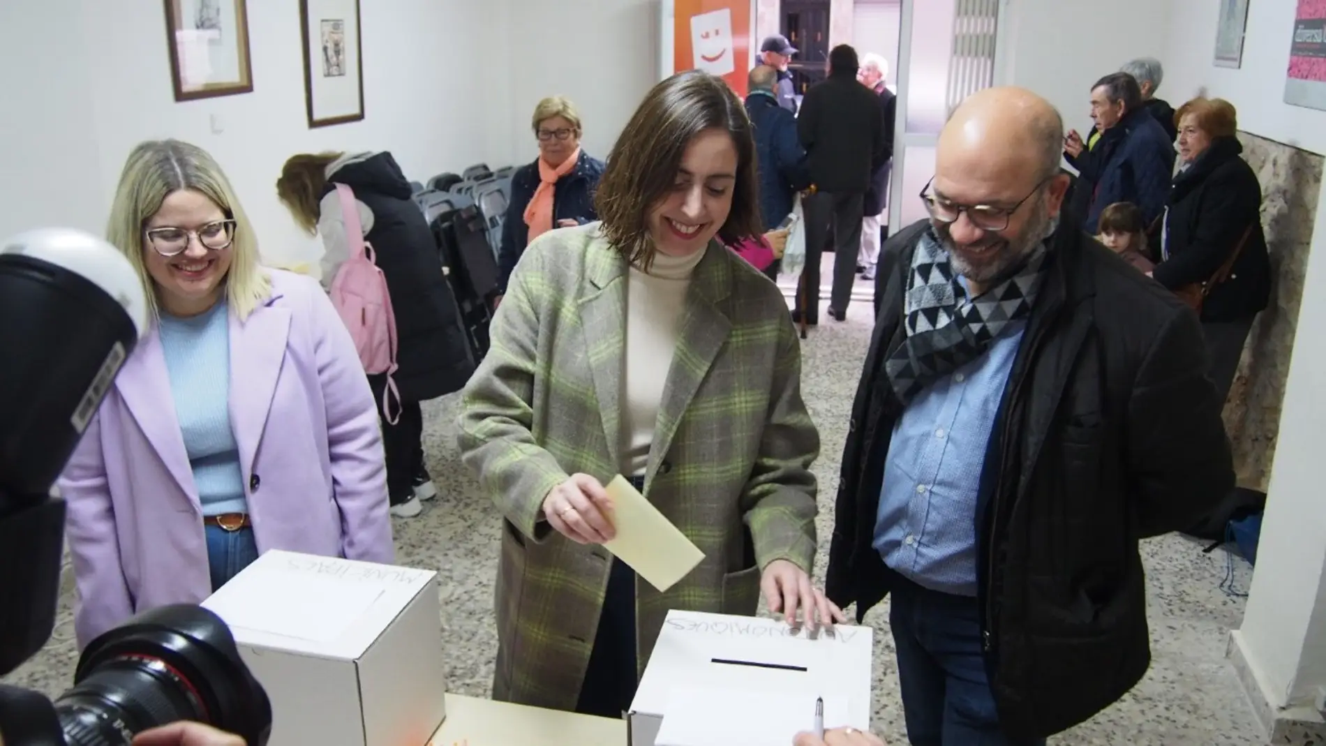 Esther Diez votando en las Primarias de Compromís per Elx.