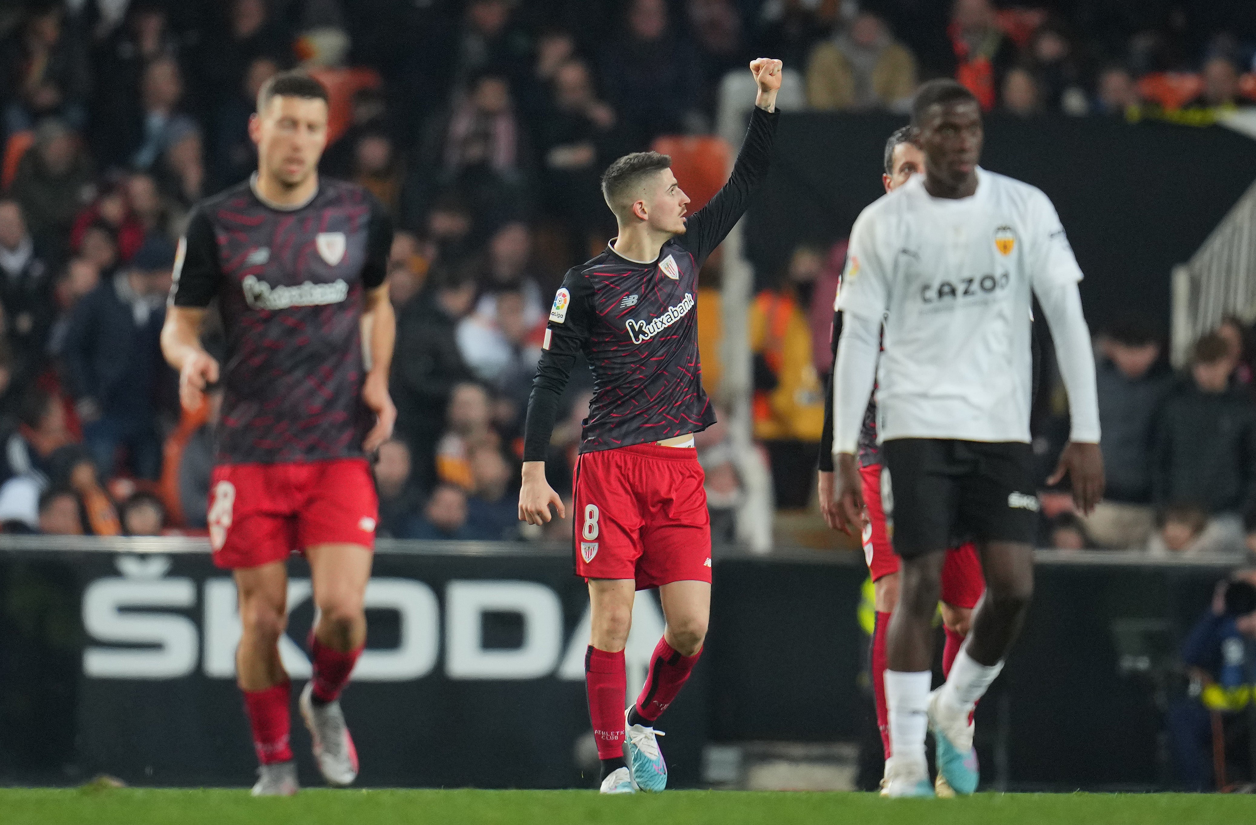 El Athletic mira a Europa mientras manda al Valencia al descenso El Athletic mira a Europa mientras manda al Valencia al descenso
