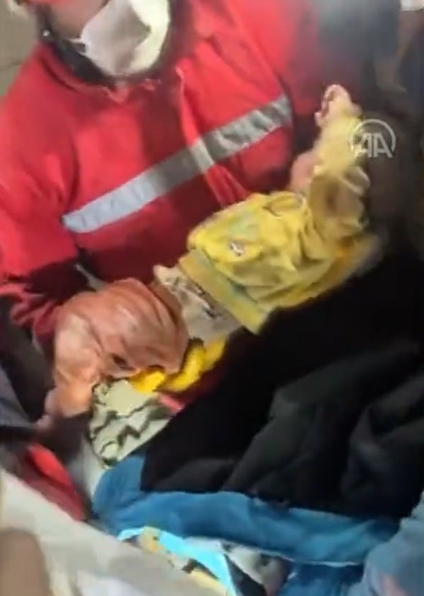 Nuevo rescate milagro en Turquía: un bebé de siete meses 140 horas después del terremoto Nuevo rescate milagro en Turquía: un bebé de siete meses 140 horas después del terremoto