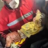 Captura de pantalla del vídeo publicado por los rescatistas tras salvar a un bebé de siete meses en Turquía tras el terremoto