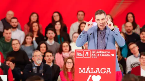 El presidente del Gobierno, Pedro Sánchez, en un acto en Málaga Pedro Sánchez defiende la sanidad pública frente al "que se cure quien pueda" del PP