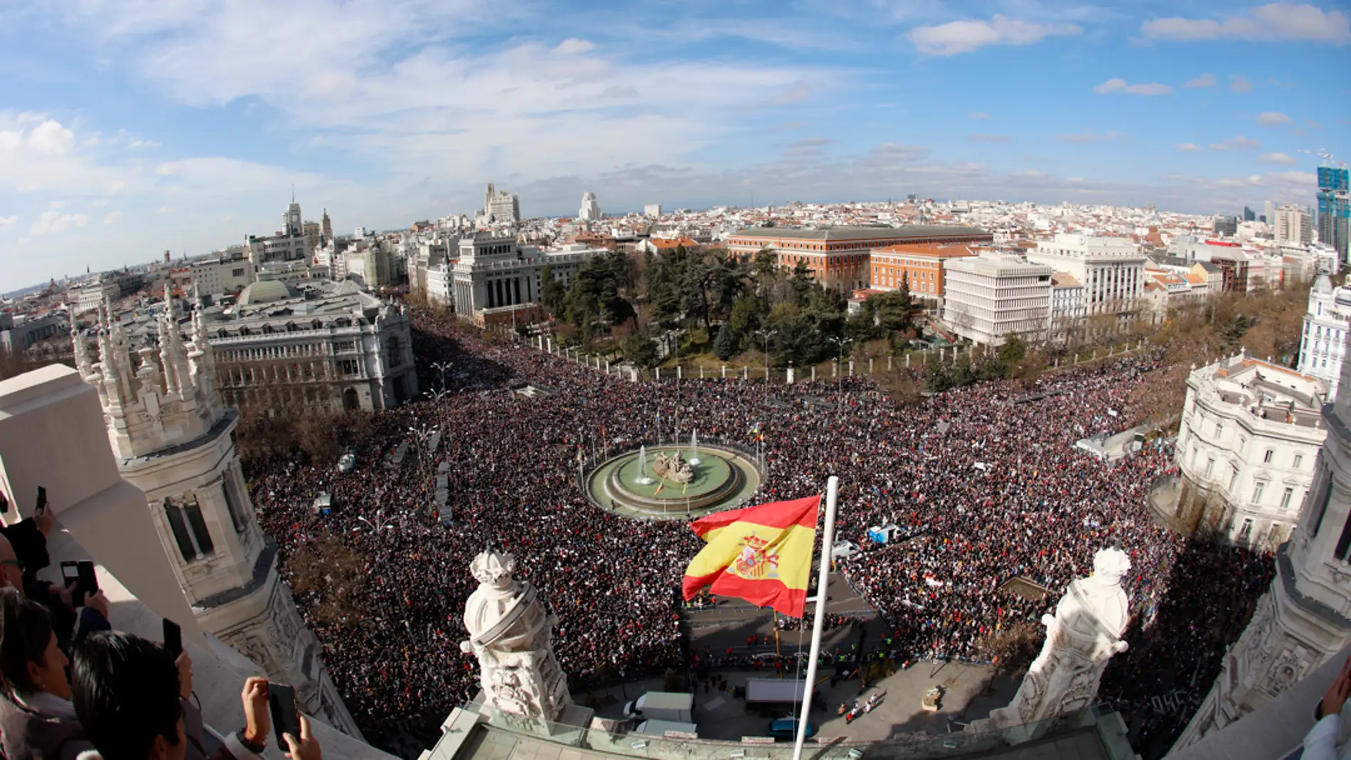 Miles de personas desbordan las calles de Madrid para defender la sanidad pública