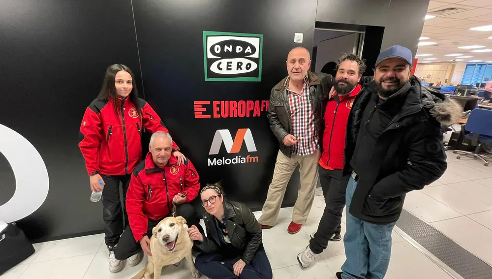 El equipo de 'Como el perro y el gato', con el equipo de rescatistas capitaneados por la perra Nela El equipo de 'Como el perro y el gato', con el equipo de rescatistas capitaneados por la perra Nela