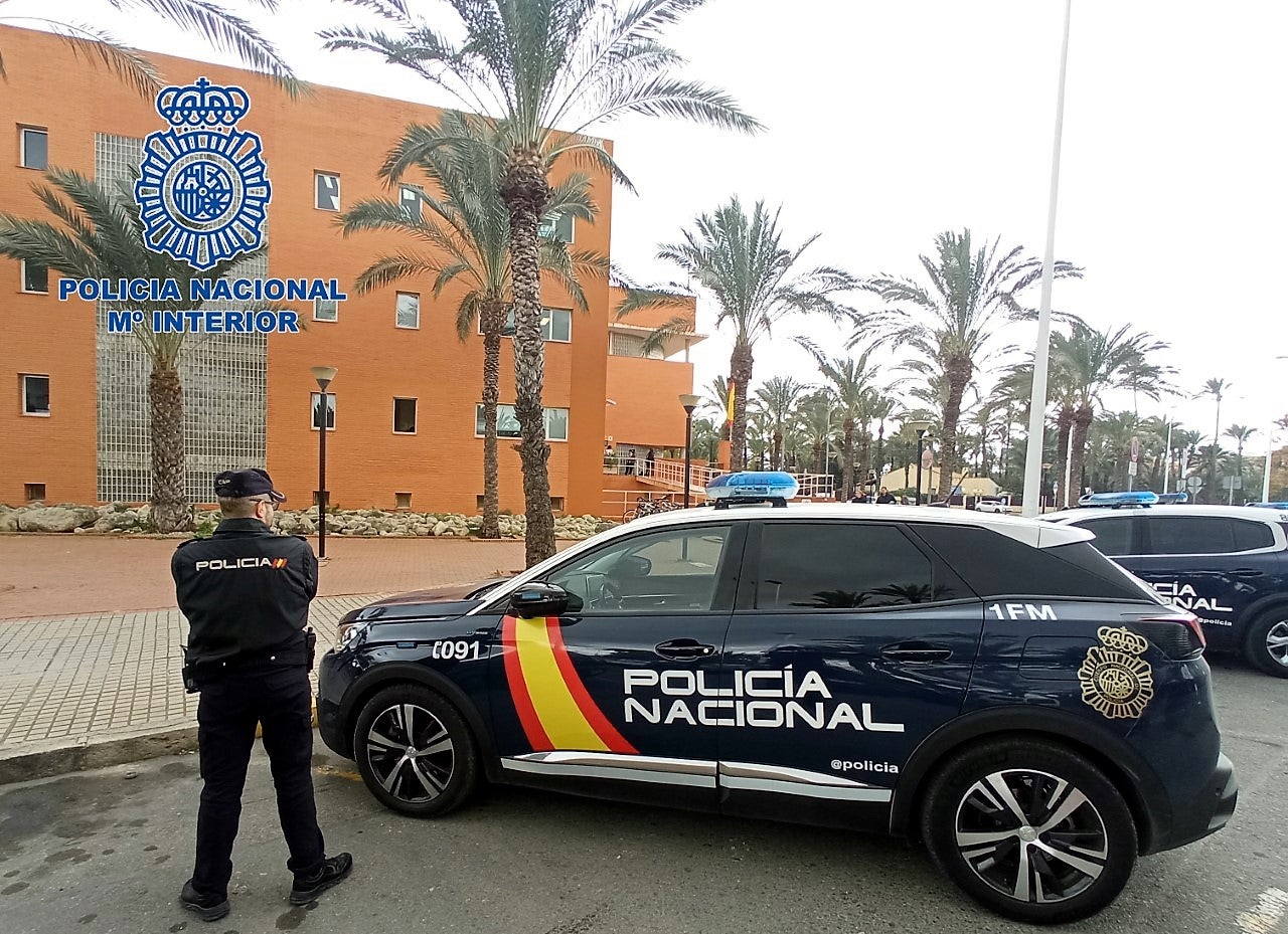 La Policía Nacional detiene en Elche a una pareja por robar en una joyería una pulsera de oro valorada en 1200 euros La Policía Nacional detiene en Elche a una pareja por robar en una joyería una pulsera de oro valorada en 1200 euros