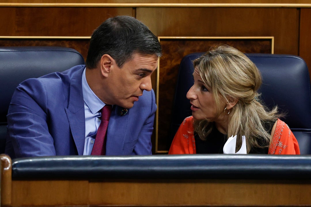 Sánchez y Yolanda Díaz tratan de evitar la ruptura en el Gobierno rebajando el tono con Unidas Podemos Sánchez y Yolanda Díaz tratan de evitar la ruptura en el Gobierno rebajando el tono con Unidas Podemos